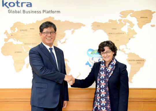 김재홍 코트라 사장(왼쪽)이 16일 서울 양재동 코트라 본사를 방문한 아란차 곤잘레스 국제무역센터(ITC) 사무국장을 만나 중소·중견기업 수출 확대를 위한 무역·투자 데이터베이스 구축에 적극 협력하기로 하고 기념촬영을 하고 있다.    코트라 제공